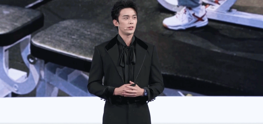 吴磊发布会秀AI手表功能，妙语连珠引观众笑声
