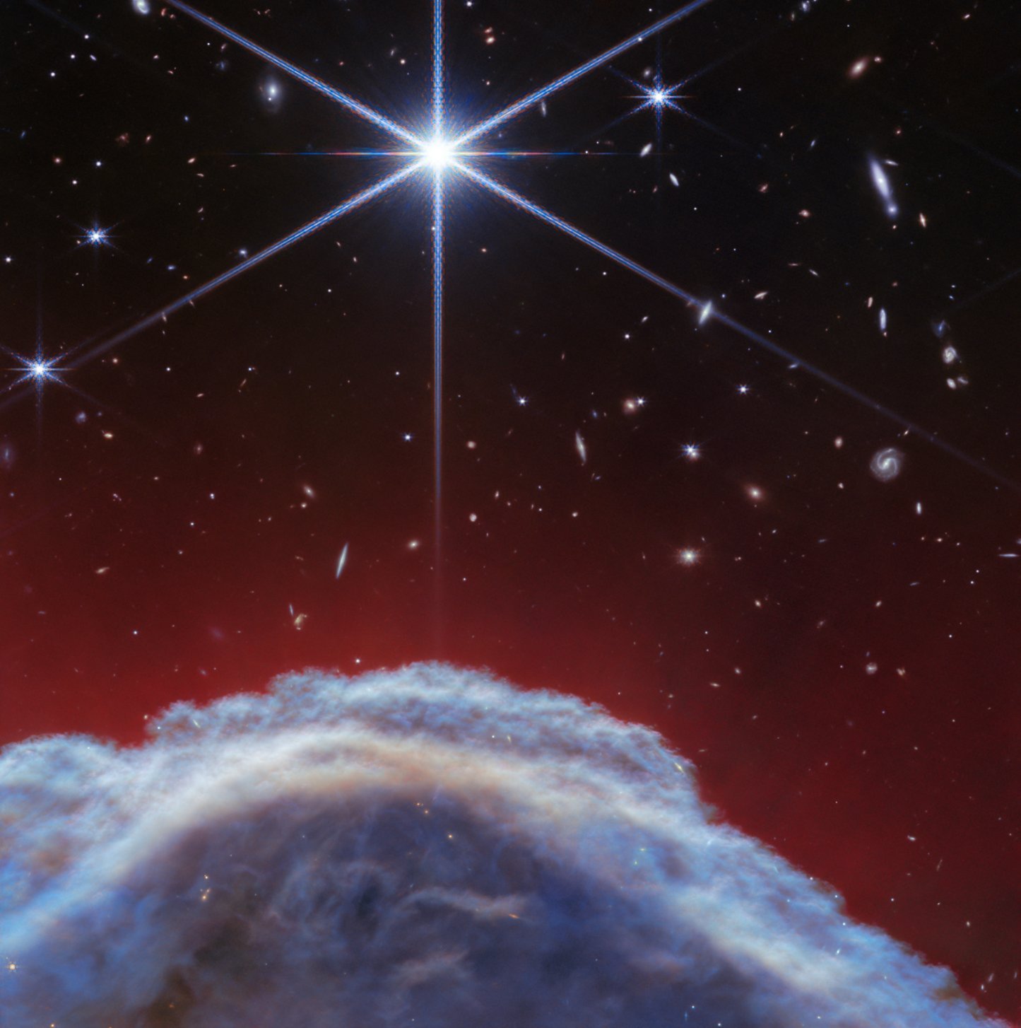 韦布望远镜新壁纸：距离我们约1300光年的马头星云，顶部的一部分“马鬃”
