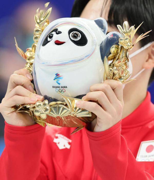 北京冬奥会丨又一大波金色冰墩墩来袭 花滑团体赛举行颁发礼品仪式休闲区蓝鸢梦想 - Www.slyday.coM 北京冬奥会丨又一大波金色冰墩墩来袭 花滑团体赛举行颁发礼品仪式休闲区蓝鸢梦想 - Www.slyday.coM