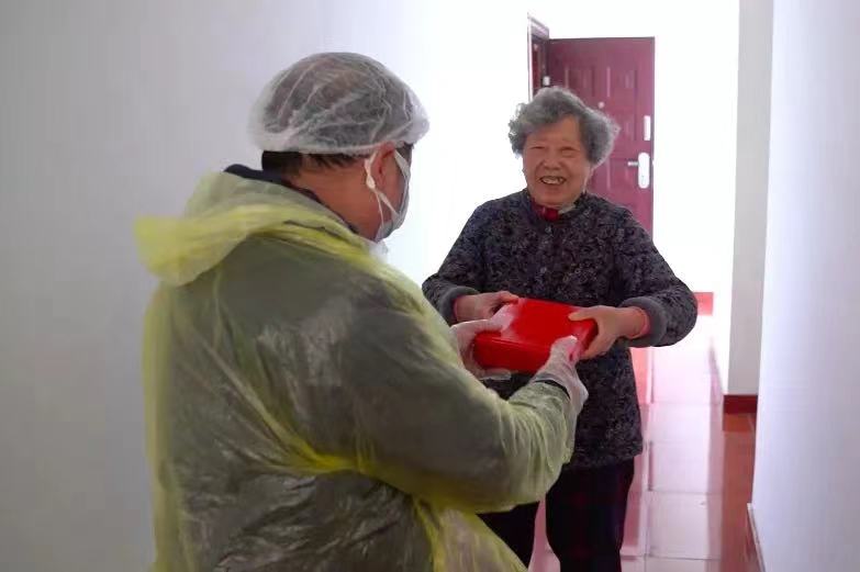 疫情下上海这些社区食堂不“歇业”,只为此刻更需要它的老人休闲区蓝鸢梦想 - Www.slyday.coM 疫情下上海这些社区食堂不“歇业”,只为此刻更需要它的老人休闲区蓝鸢梦想 - Www.slyday.coM