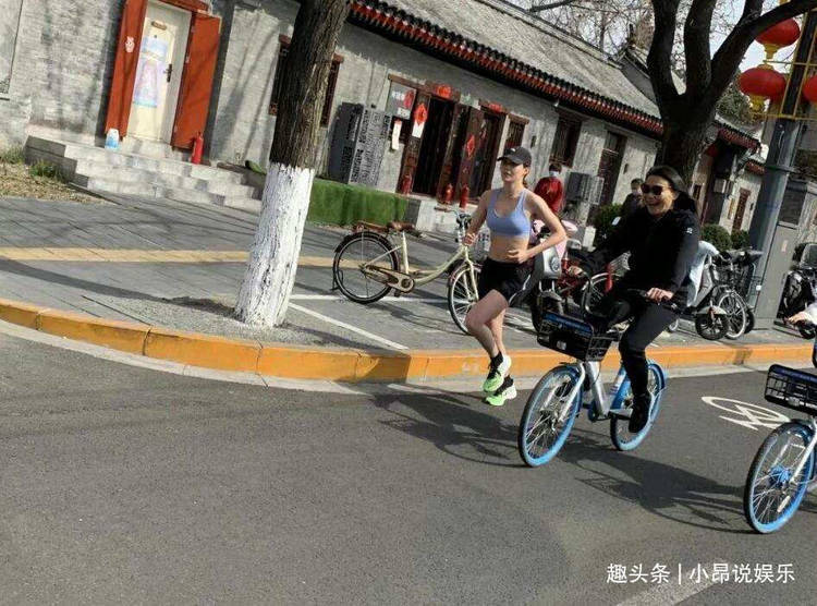 谷爱凌街头跑步被偶遇，妈妈骑单车一旁跟随，仅穿运动内衣不怕冷