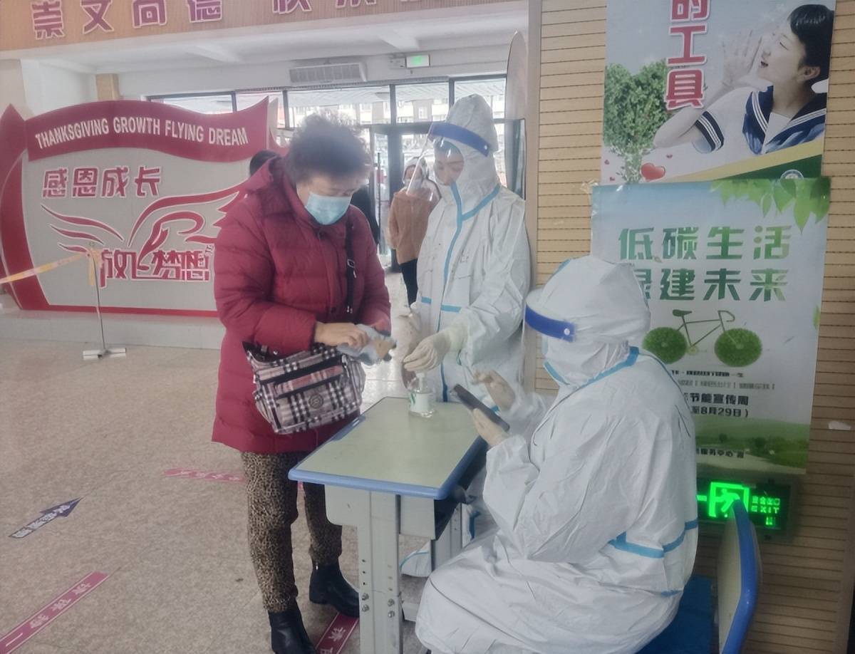 不会用智能手机的老年人买菜难题咋解决?长春这个社区疫情期间有一套“妙招”休闲区蓝鸢梦想 - Www.slyday.coM 不会用智能手机的老年人买菜难题咋解决?长春这个社区疫情期间有一套“妙招”休闲区蓝鸢梦想 - Www.slyday.coM