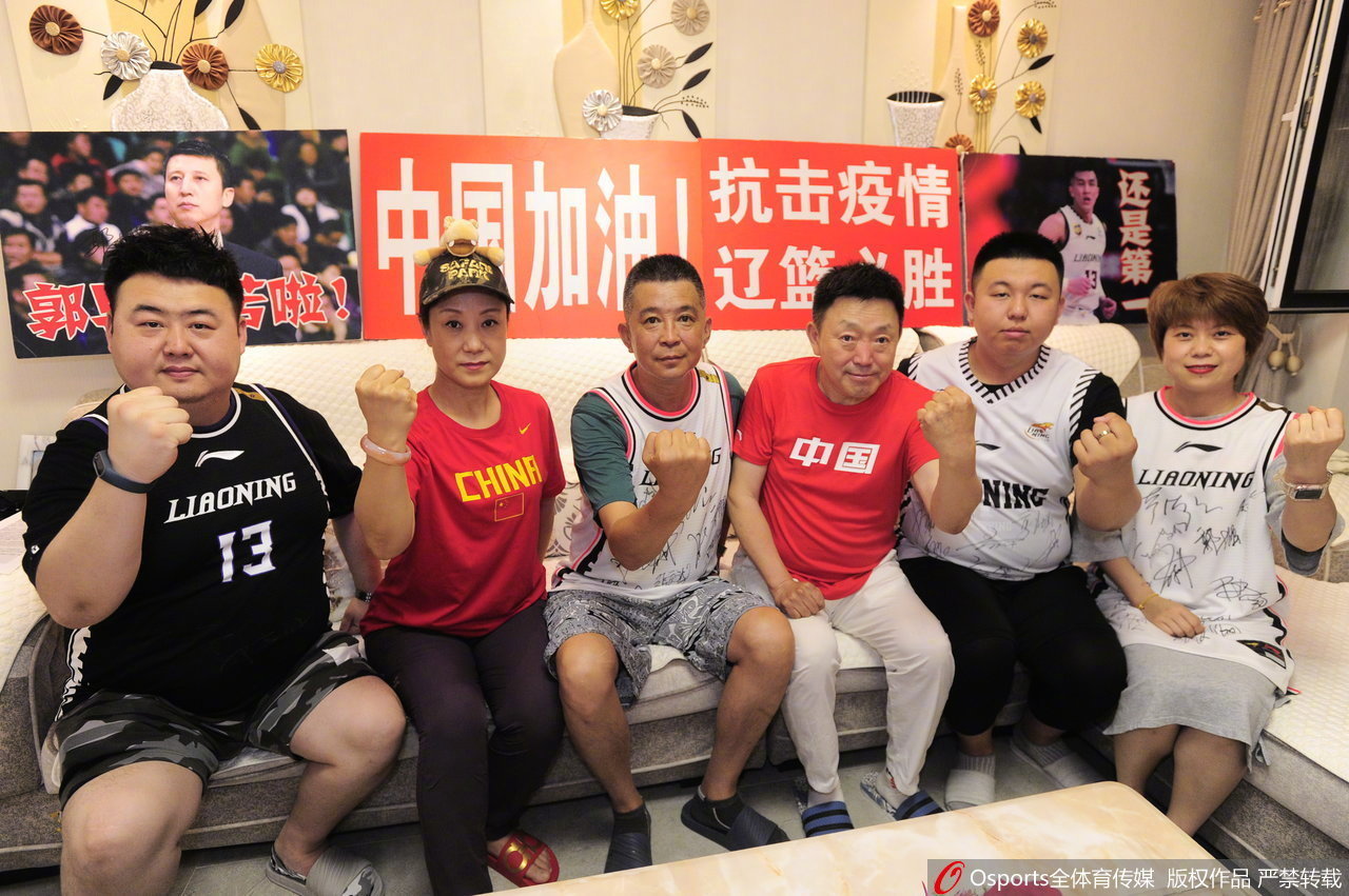 辽篮"铁粉"家中隔屏为辽篮复赛首战加油