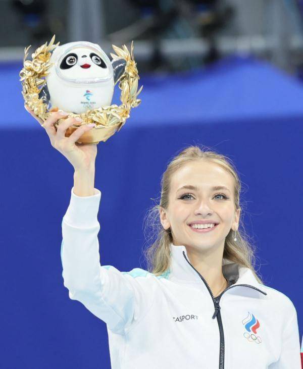 北京冬奥会丨又一大波金色冰墩墩来袭 花滑团体赛举行颁发礼品仪式休闲区蓝鸢梦想 - Www.slyday.coM 北京冬奥会丨又一大波金色冰墩墩来袭 花滑团体赛举行颁发礼品仪式休闲区蓝鸢梦想 - Www.slyday.coM