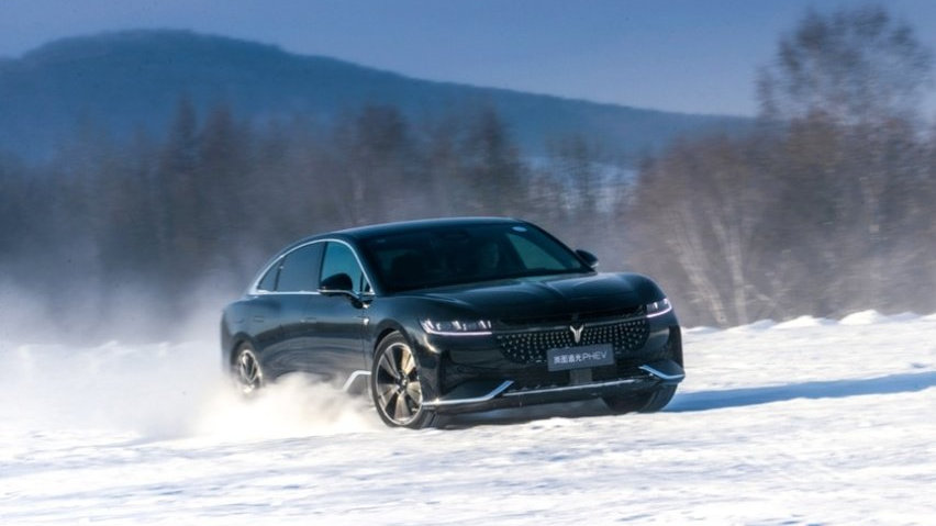 被困在高速上的返乡人，追光PHEV让“冰”上征程变得安全、安心