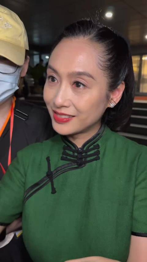 感觉她自带贵气和温柔～～～朱茵