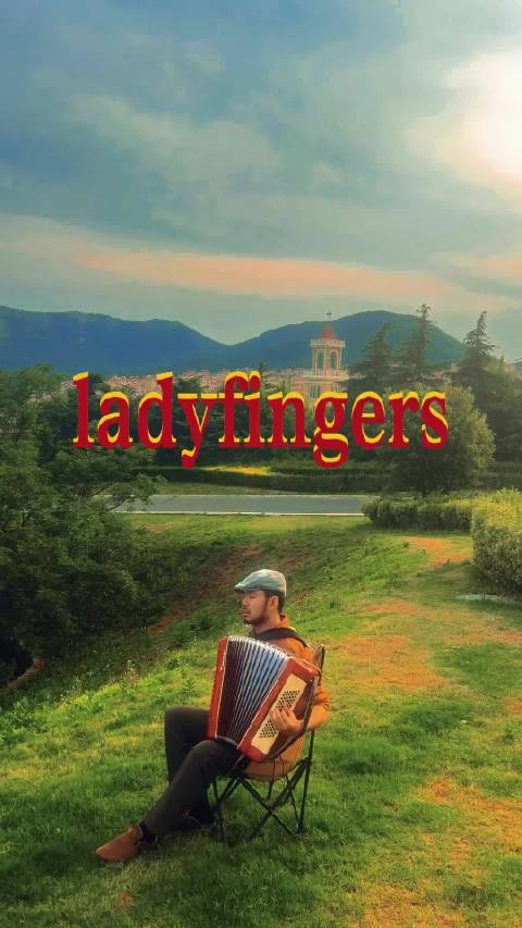 我的故事总是发生在夏天，炎热的气候使人们裸露的更多，也更能掩饰心中的欲望