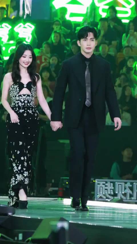 获年度优质剧集演员 两位牵手上台领奖也太甜啦