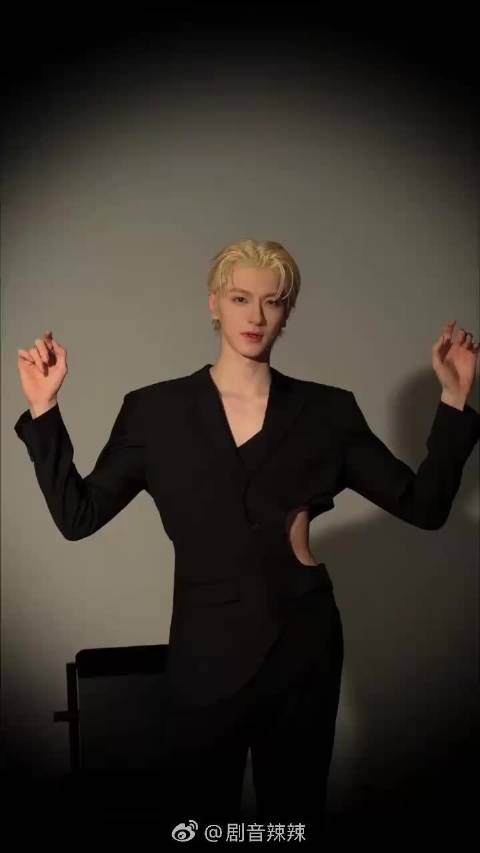 林一黑色西装造型冷冽慵懒，优越肩颈线吸睛