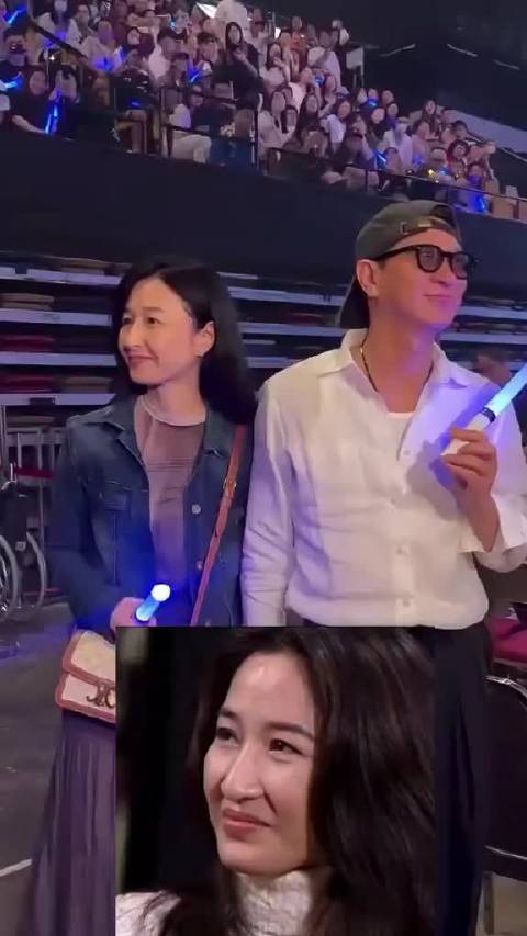 前TVB当家花旦关咏荷与影帝老公张家辉一齐看演唱会，61岁的关咏荷保养太好了。还是当年的陀枪师姐模样。好的婚姻就是滋养人