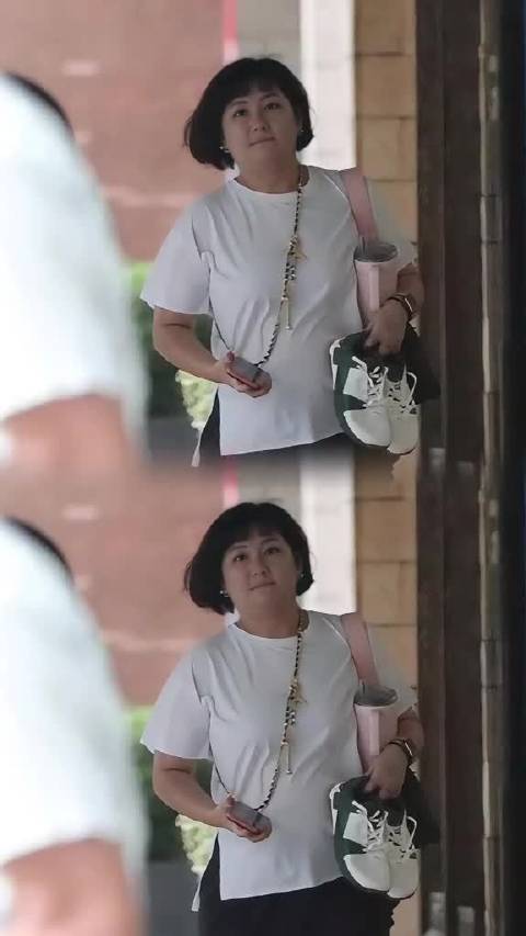 台媒拍到退圈许久的 Selina，44岁的她穿着简单去接孩子
