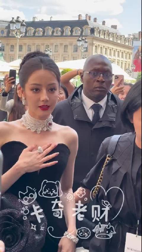 我女神到巴黎 是迪丽热巴！