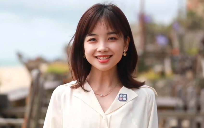 央视最美记者王冰冰玩换装穿民族风衣服对镜甜笑身材纤细气质佳