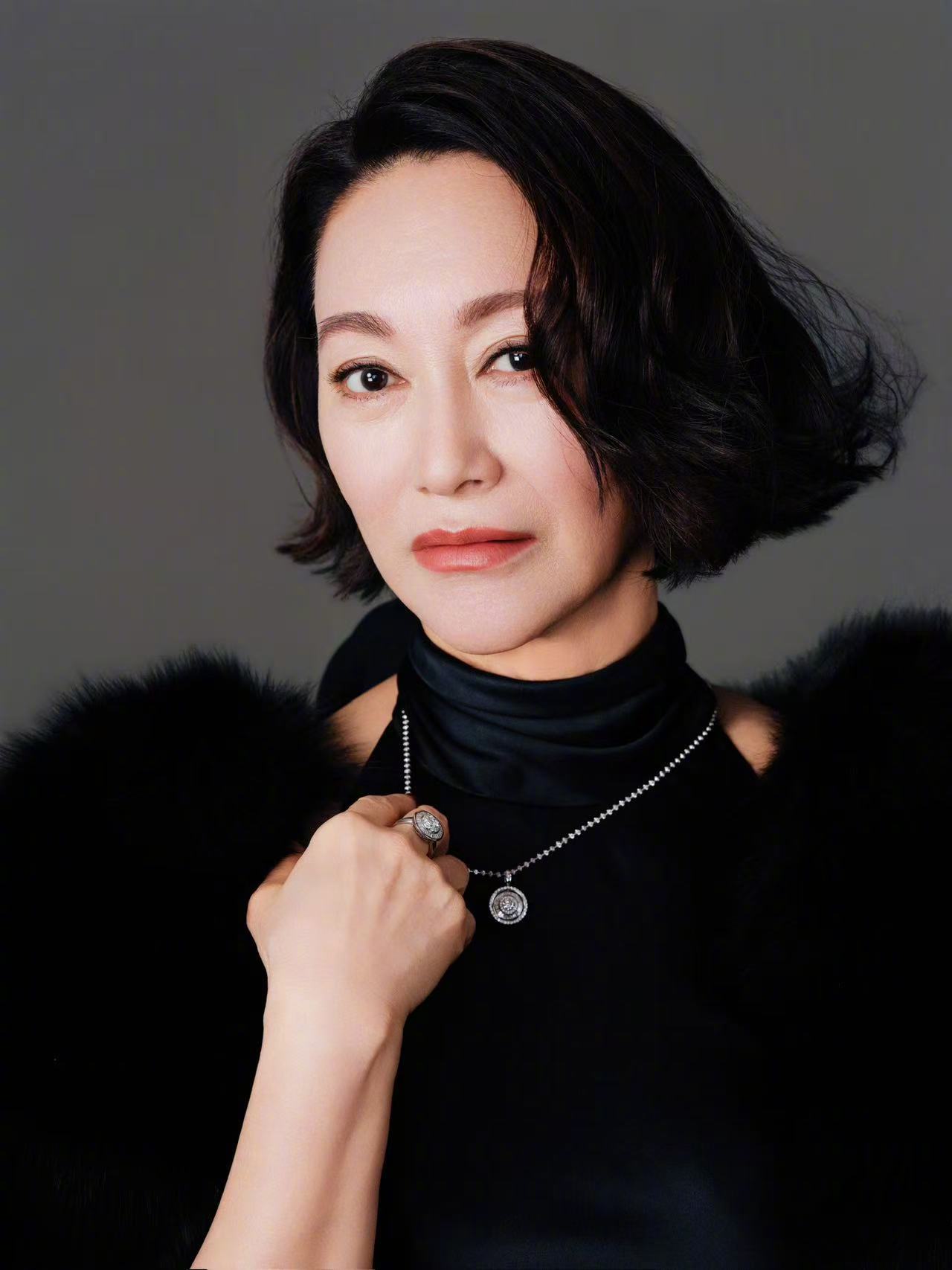 惠英红黑裙斗篷造型亮相，一秒变脸演绎女大佬