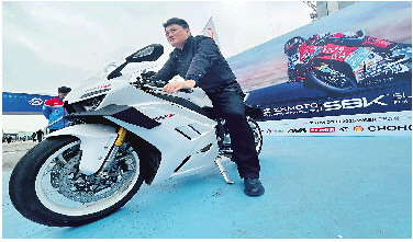张雪机车亮相,“摸车”也过瘾
