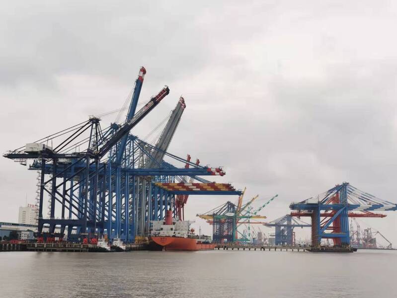 下雪天在海边“铁塔”上工作是种什么体验?他说“胸前有团火,越干越暖和”休闲区蓝鸢梦想 - Www.slyday.coM 下雪天在海边“铁塔”上工作是种什么体验?他说“胸前有团火,越干越暖和”休闲区蓝鸢梦想 - Www.slyday.coM