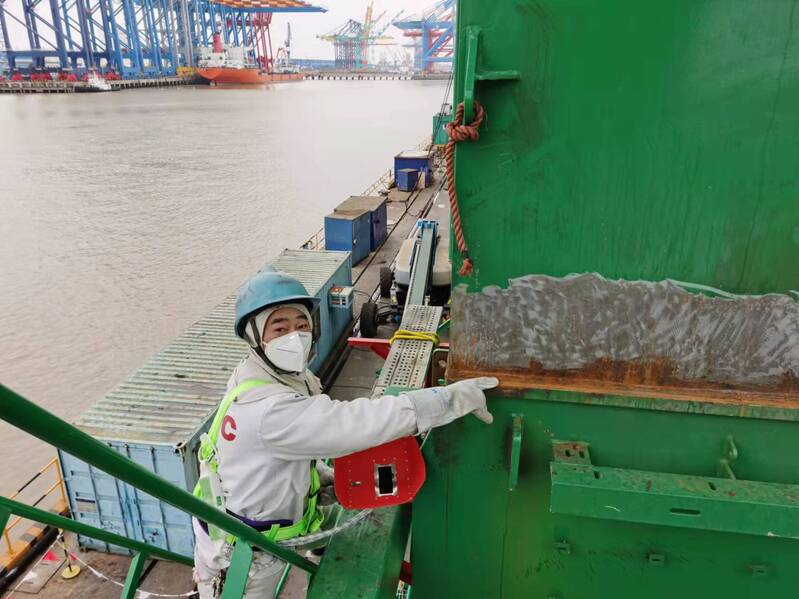 下雪天在海边“铁塔”上工作是种什么体验?他说“胸前有团火,越干越暖和”休闲区蓝鸢梦想 - Www.slyday.coM 下雪天在海边“铁塔”上工作是种什么体验?他说“胸前有团火,越干越暖和”休闲区蓝鸢梦想 - Www.slyday.coM