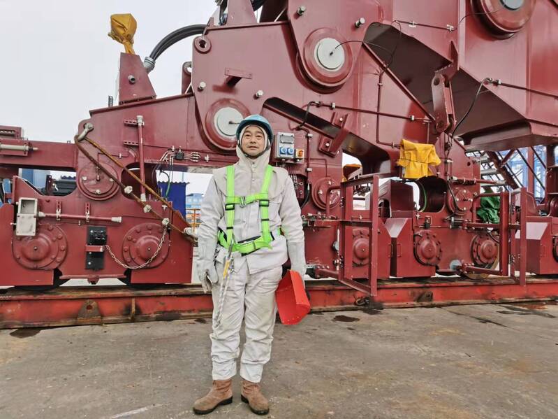 下雪天在海边“铁塔”上工作是种什么体验?他说“胸前有团火,越干越暖和”休闲区蓝鸢梦想 - Www.slyday.coM 下雪天在海边“铁塔”上工作是种什么体验?他说“胸前有团火,越干越暖和”休闲区蓝鸢梦想 - Www.slyday.coM