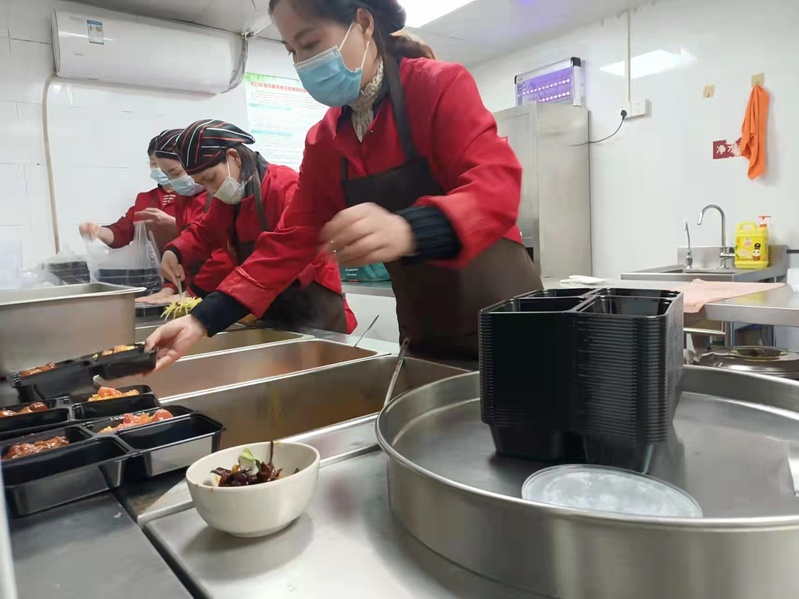 疫情下上海这些社区食堂不“歇业”,只为此刻更需要它的老人休闲区蓝鸢梦想 - Www.slyday.coM 疫情下上海这些社区食堂不“歇业”,只为此刻更需要它的老人休闲区蓝鸢梦想 - Www.slyday.coM