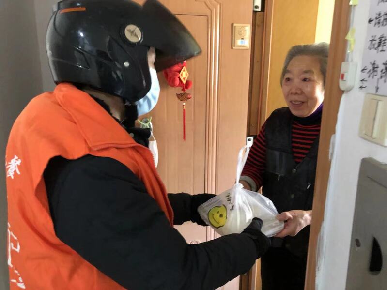 疫情下上海这些社区食堂不“歇业”,只为此刻更需要它的老人休闲区蓝鸢梦想 - Www.slyday.coM 疫情下上海这些社区食堂不“歇业”,只为此刻更需要它的老人休闲区蓝鸢梦想 - Www.slyday.coM