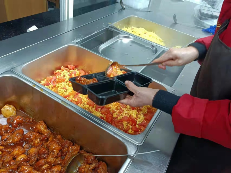 疫情下上海这些社区食堂不“歇业”,只为此刻更需要它的老人休闲区蓝鸢梦想 - Www.slyday.coM 疫情下上海这些社区食堂不“歇业”,只为此刻更需要它的老人休闲区蓝鸢梦想 - Www.slyday.coM