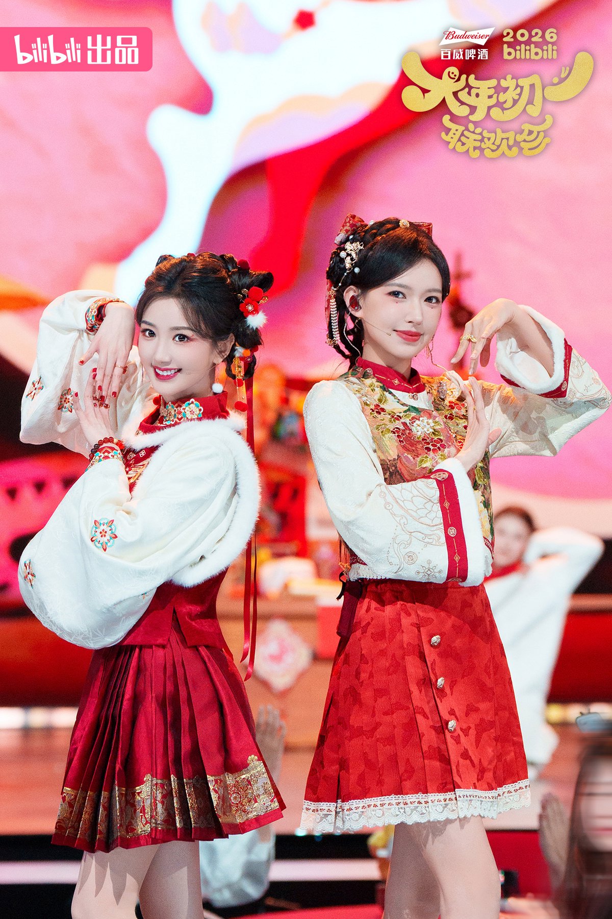 毛晓彤程潇亮相B站春晚献唱《吉祥话》