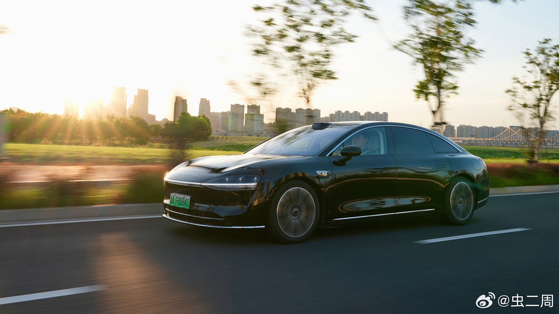 享界S9逆光拍摄动态展现奔向光的方向