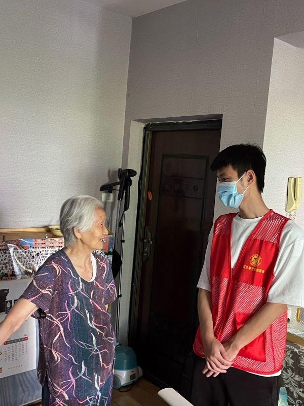 “银龄互助”联络员带领一群“逐梦青年”服务社区空巢老人