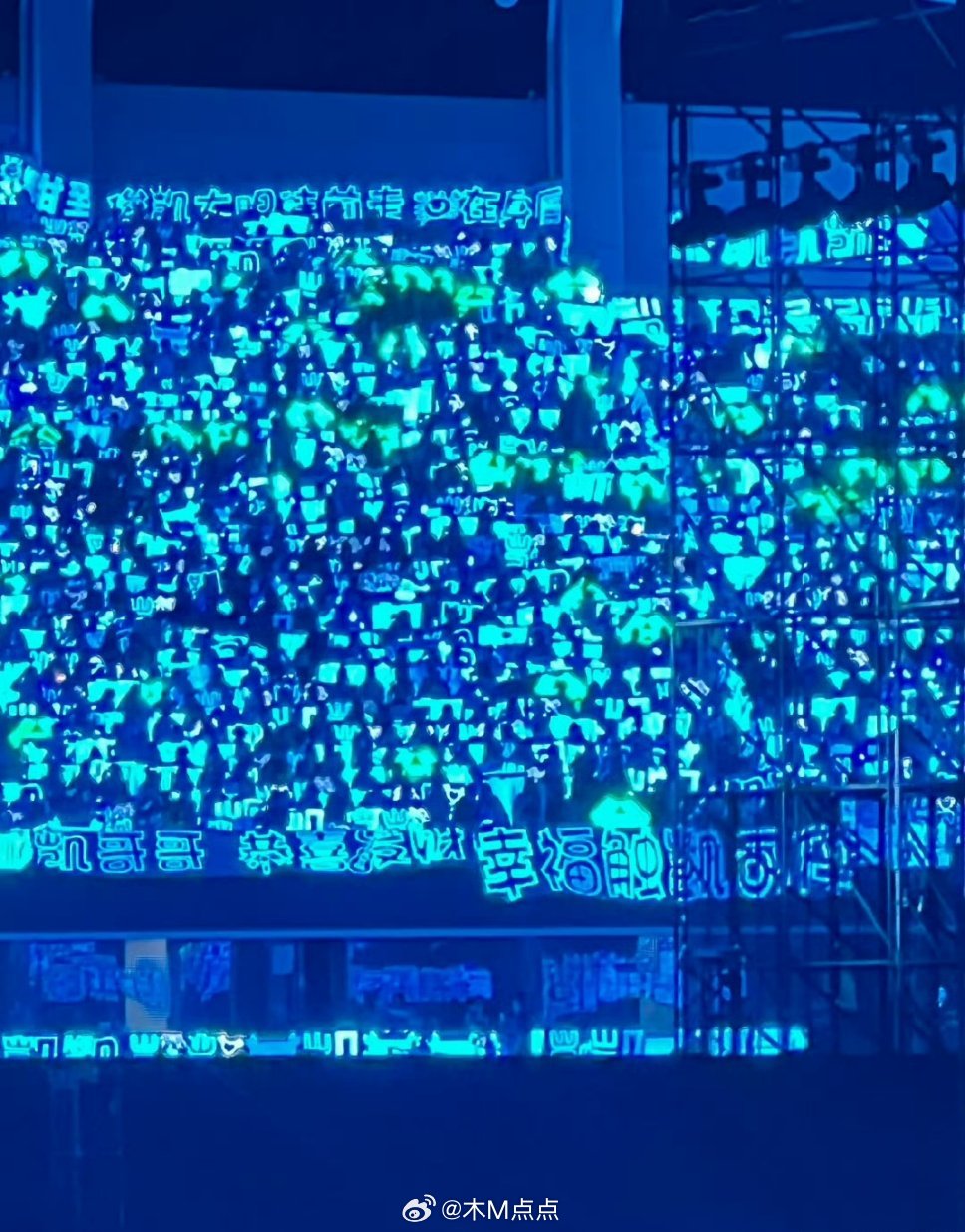 QQ音乐巅峰之夜，看看两位95生的人气～王俊凯丁禹兮两家灯牌对比