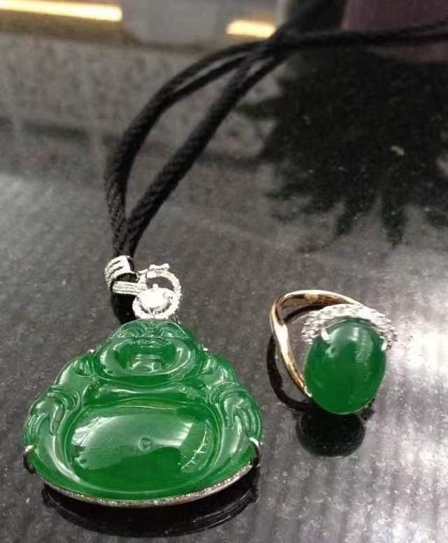 警察执行抓捕时借机盗窃8克拉钻石等财物 一审被判14年半休闲区蓝鸢梦想 - Www.slyday.coM 警察执行抓捕时借机盗窃8克拉钻石等财物 一审被判14年半休闲区蓝鸢梦想 - Www.slyday.coM