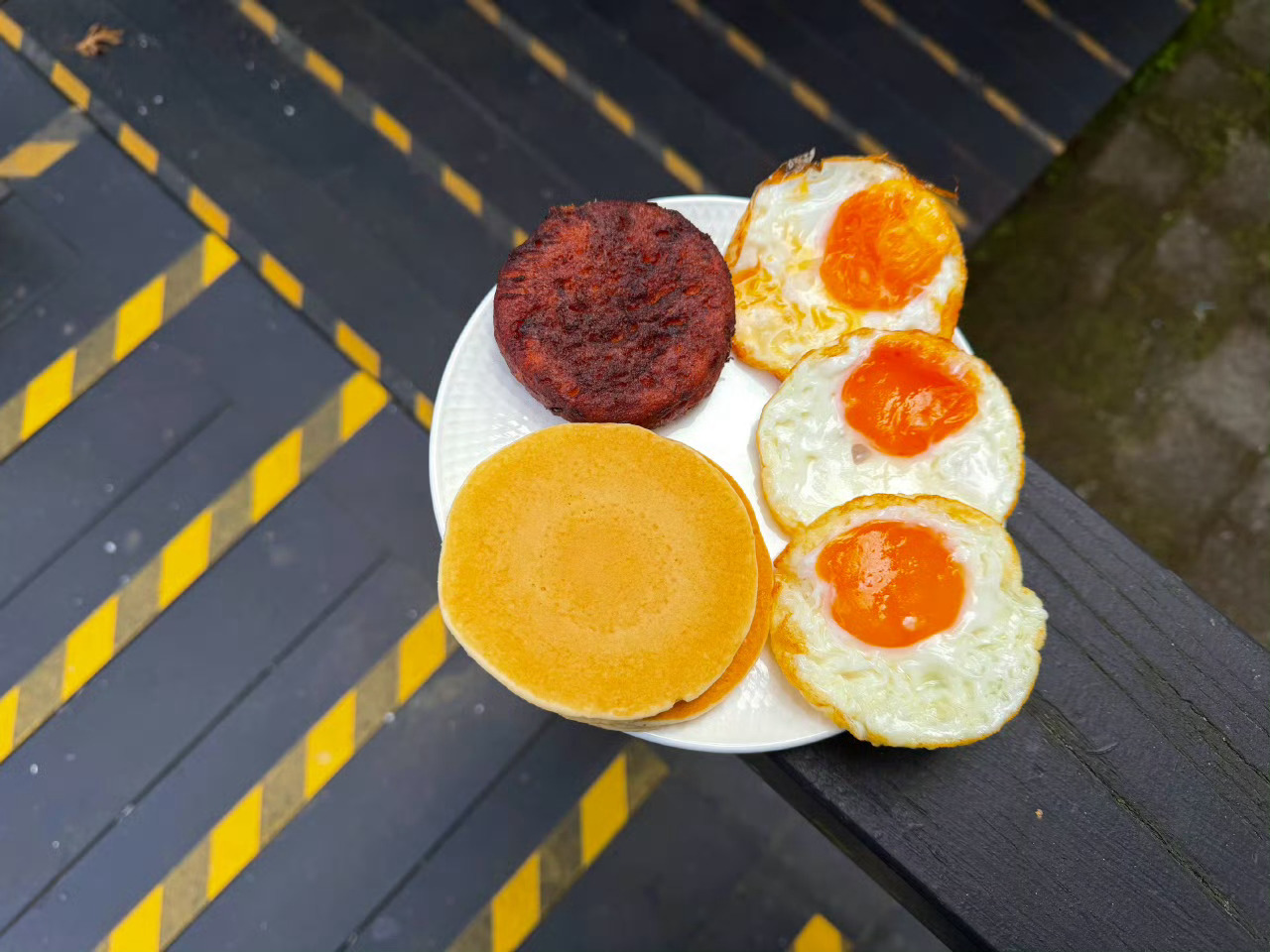 刘宇宁元宵节晒plog送祝福，与宋雨琦迪士尼幕后花絮曝光