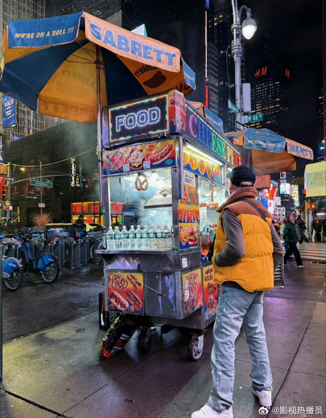 陶喆穿美式热狗造型亮相