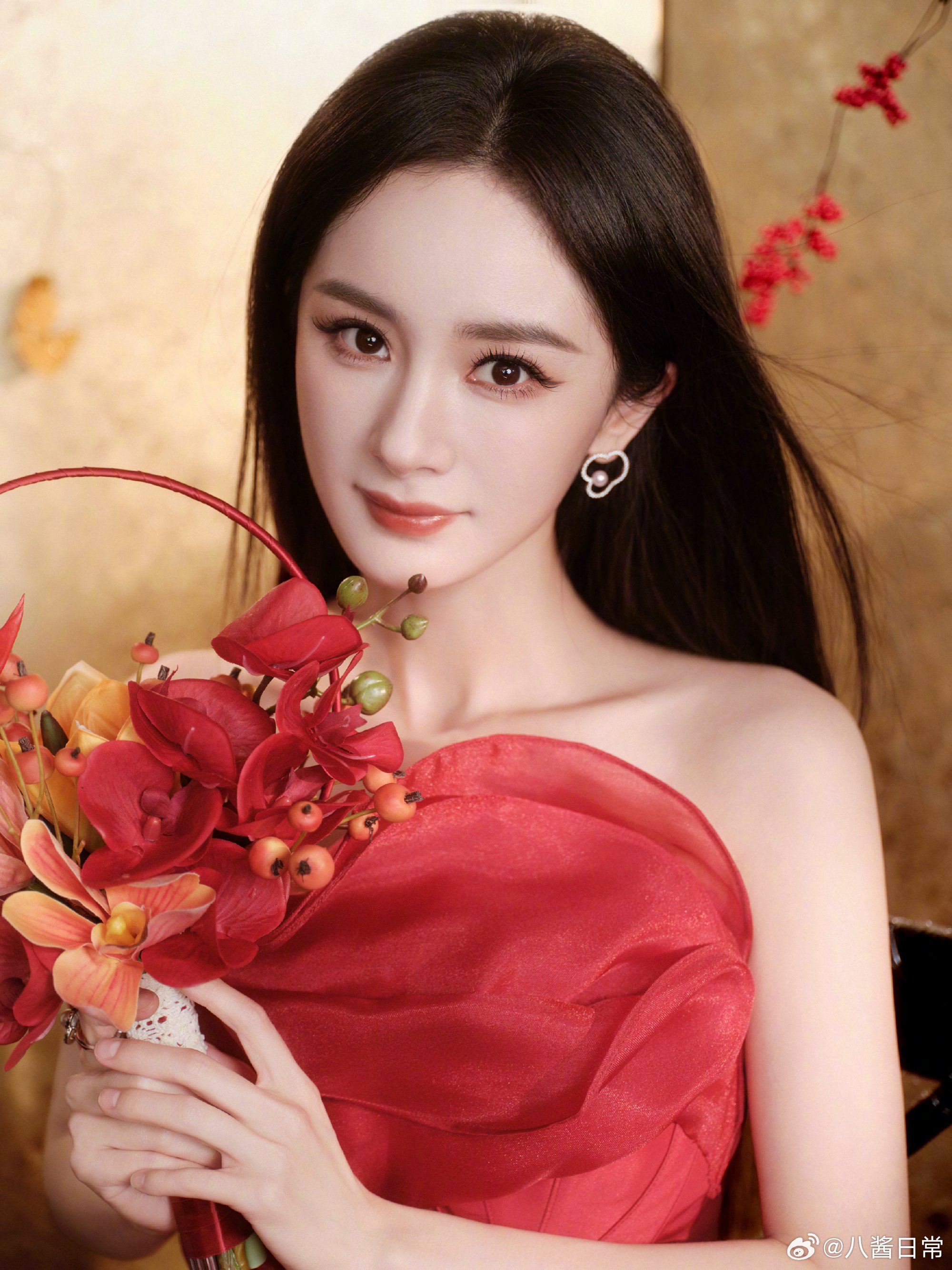 杨幂辛芷蕾等14位女星发布新春营业照