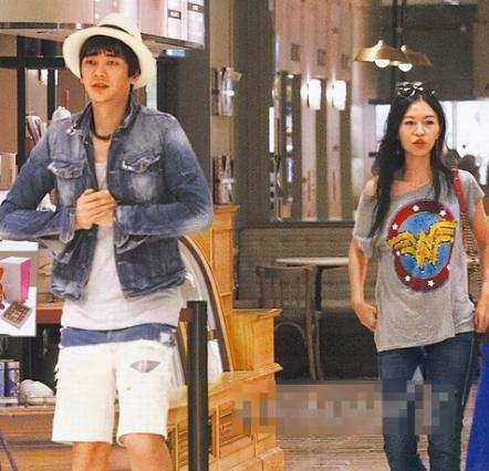 49岁苏见信与美女夜店亲密嗨玩，年初才与相恋17年女友分手