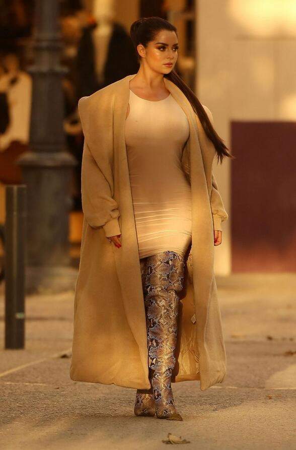 女星黛米·罗斯伦敦街头时尚拍照，她的魅力不一般