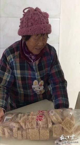 孙卓今晚回老家过年!奶奶为他准备了米花糖、鞋子和毛巾休闲区蓝鸢梦想 - Www.slyday.coM 孙卓今晚回老家过年!奶奶为他准备了米花糖、鞋子和毛巾休闲区蓝鸢梦想 - Www.slyday.coM