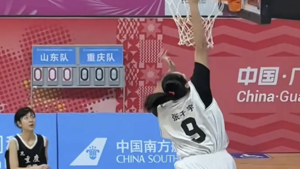 中国女篮实战扣篮第一人！2米26张子宇完成人生首次暴扣，狂奔欢呼