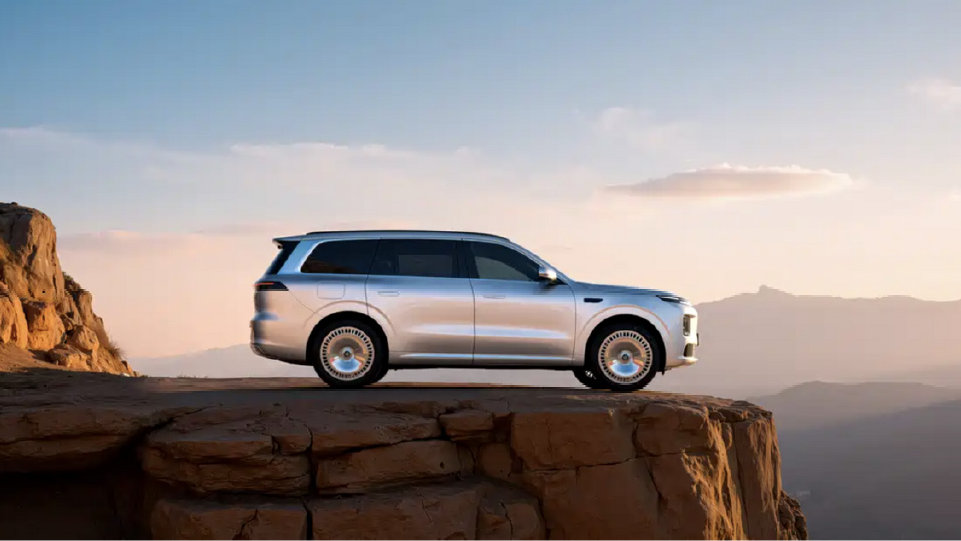 全新零跑D19实车曝光，感觉都可以打问界M9了