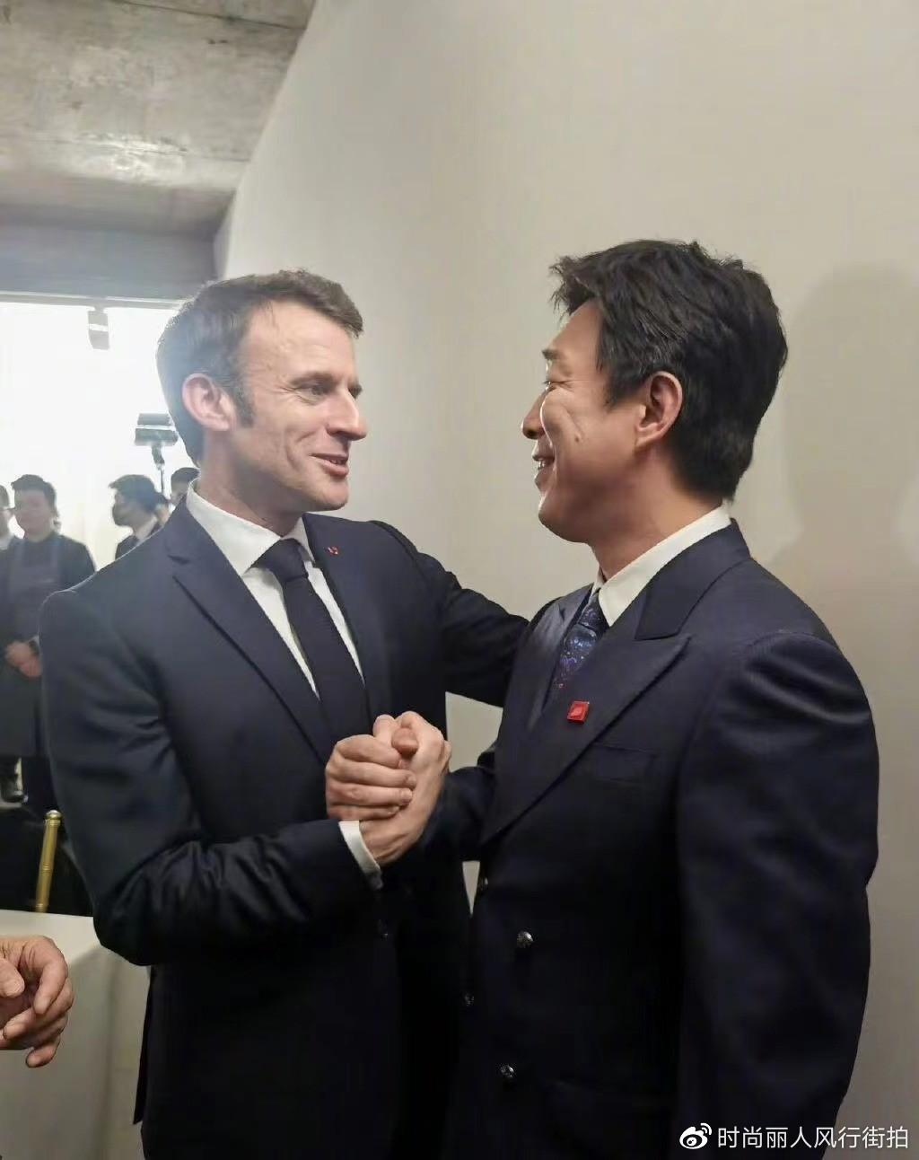 黄渤新亮相变男神!在法国使馆上帅到大家,和马克龙同台太争光了休闲区蓝鸢梦想 - Www.slyday.coM 黄渤新亮相变男神!在法国使馆上帅到大家,和马克龙同台太争光了休闲区蓝鸢梦想 - Www.slyday.coM