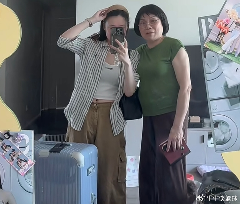 范志毅妈妈和孙女游轮旅行，70多岁很时髦，剪学生头发型气质不俗