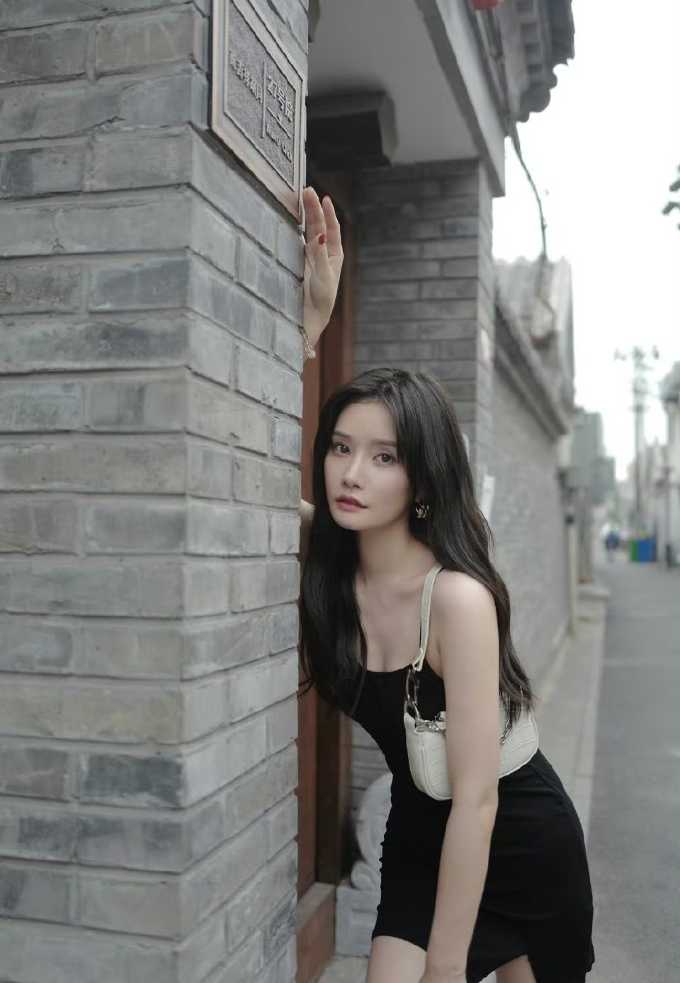 扒一下李汶翰之前的绯闻： 第一任王梓薇，第二任诗然，第三任易易紫…