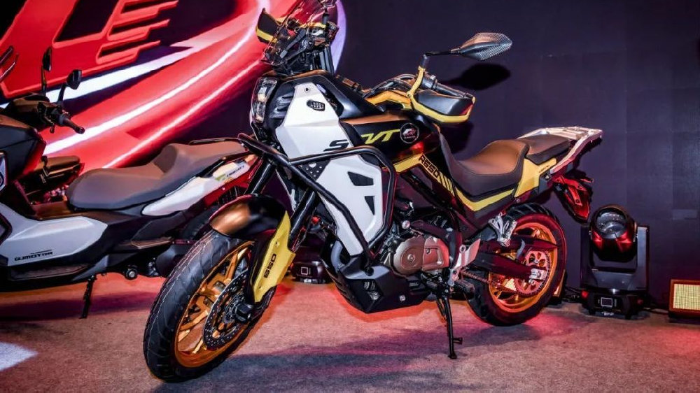 新手也能骑的中量级V缸拉力，QJMOTOR骁650发布现场实拍