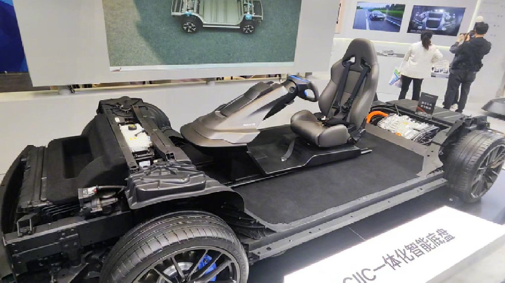 智能底盘迎风口，主机厂与零部件企业暗中较劲