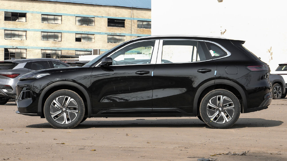 吉利又一台新车火了！车长4740mm卖9.98万，上市48天交付超3万辆