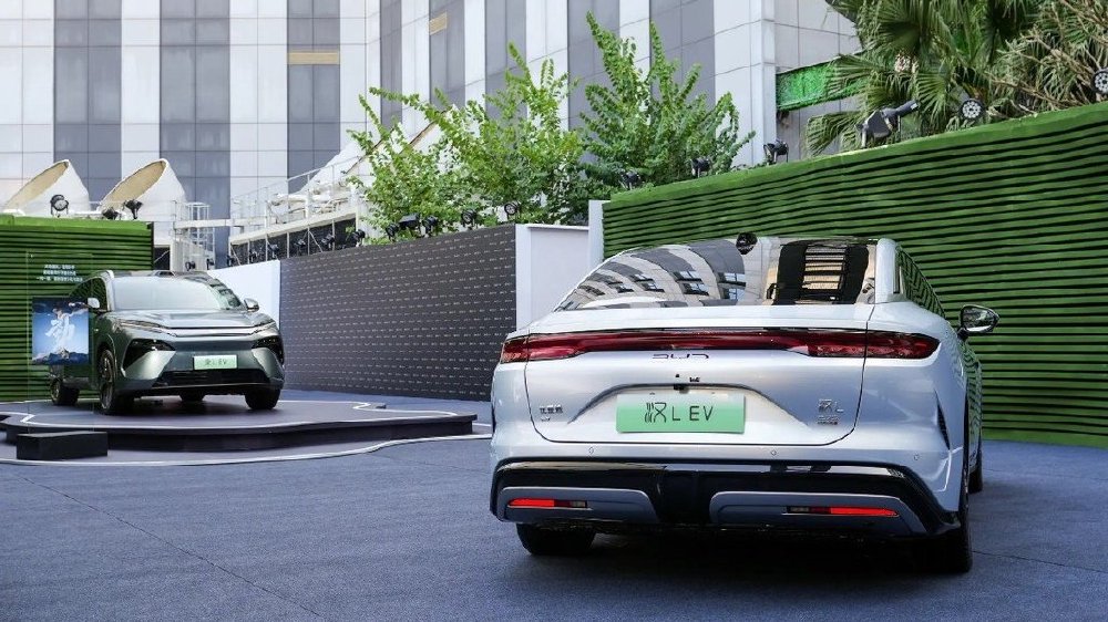 比亚迪汉L、唐L双旗舰亮相郑州，以硬核实力拉开行业发展新序幕