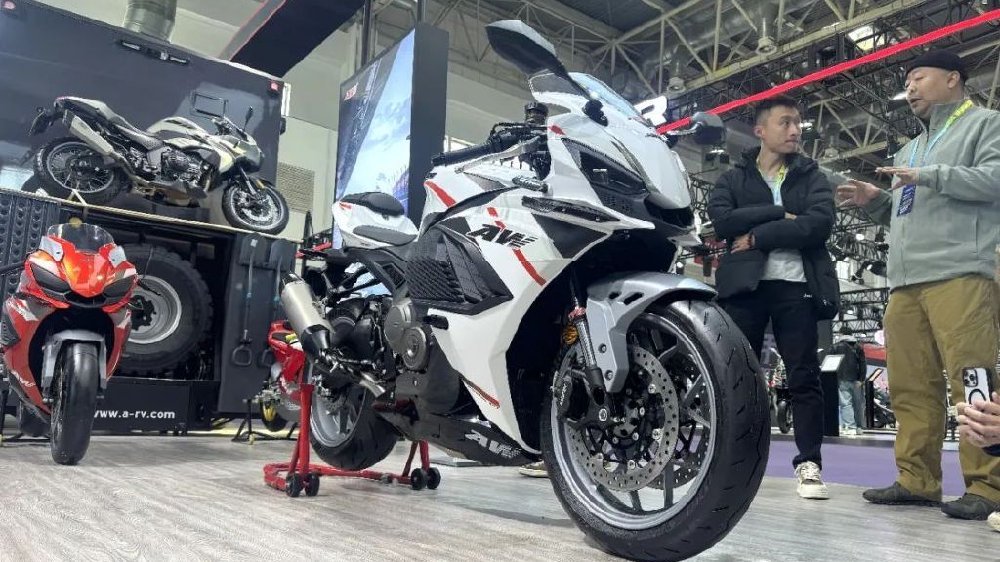 北京摩展丨最大惊喜在AW展台，佩刀700即将上市，四缸189公斤98匹