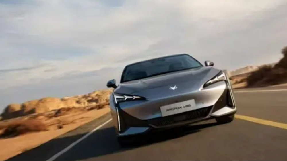 北汽宣布，新款极狐阿尔法S5上市，11.98万起售，能否提升销量？