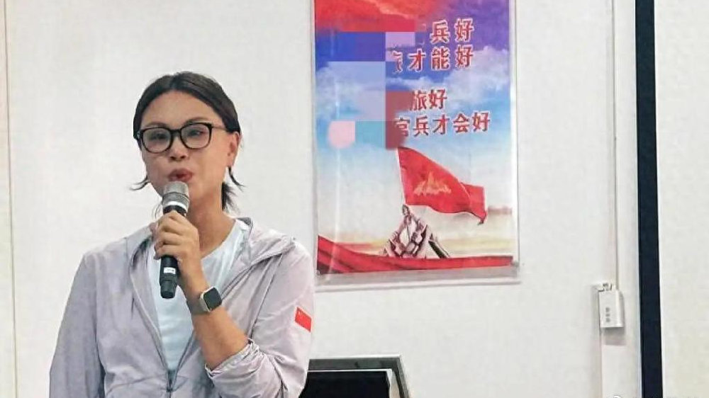 中国女排两任美女队长更新近况，曾春蕾空降云南，惠若琪爱女上镜