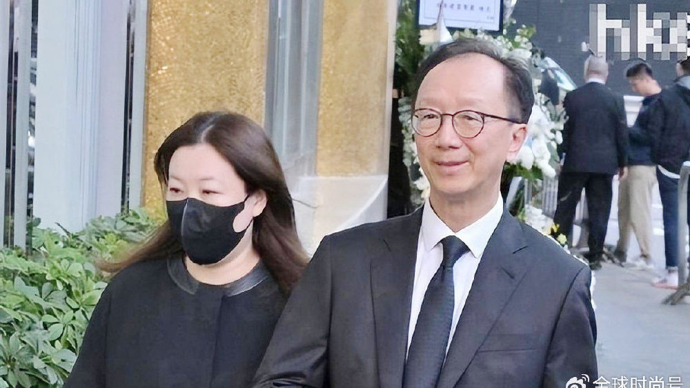 47岁伏明霞发胖有双下巴，钟爱黑色系穿搭，73岁老公是百亿富豪