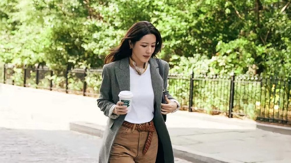 40岁女人穿什么款式的衣服合适？高圆圆和曾黎穿搭示范，就有答案